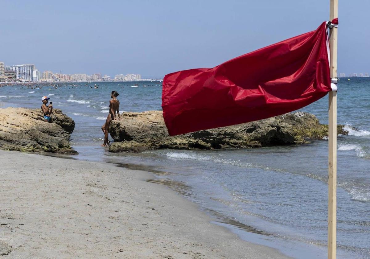 Imagen de archivo. Bandera roja en una de las playas de la Región.