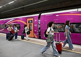 Imagen de archivo de pasajeras subiendo al tren Avlo de Renfe en la estación del Carmen con destino a Madrid y Valladolid.