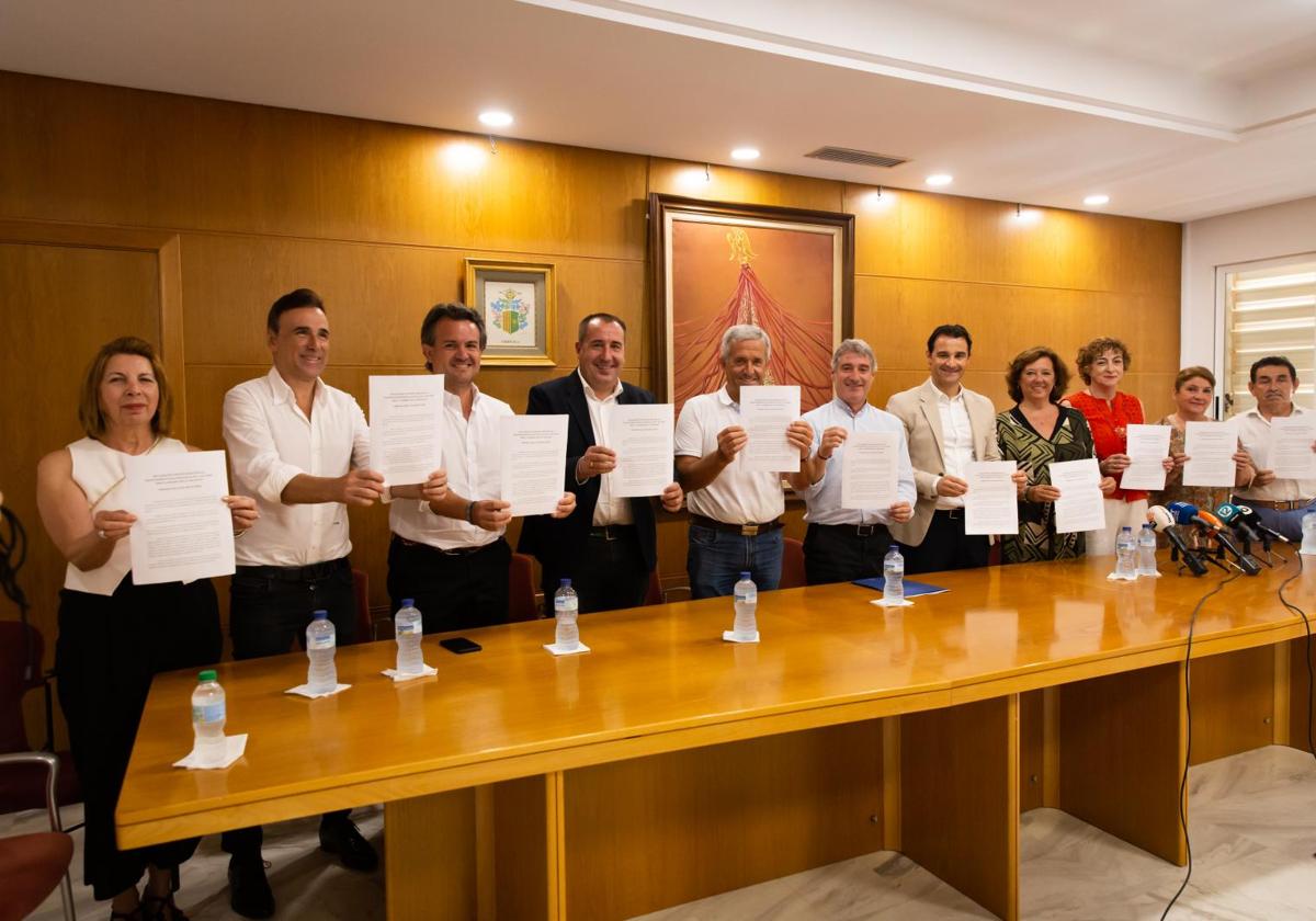 Alcaldes y representantes del PP de 10 municipios de la comarca muestran el documento conjunto para exigir la liberalización del peaje de la AP-7.