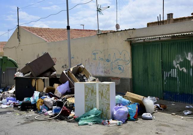 Basura acumulada, este lunes por la mañana, entre las calles Escuelas y San Ignacio de Espinardo.