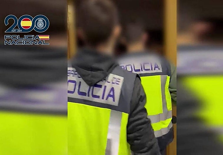 Agentes de la Policía Nacional entran la vivienda de unos miembros del entramado.