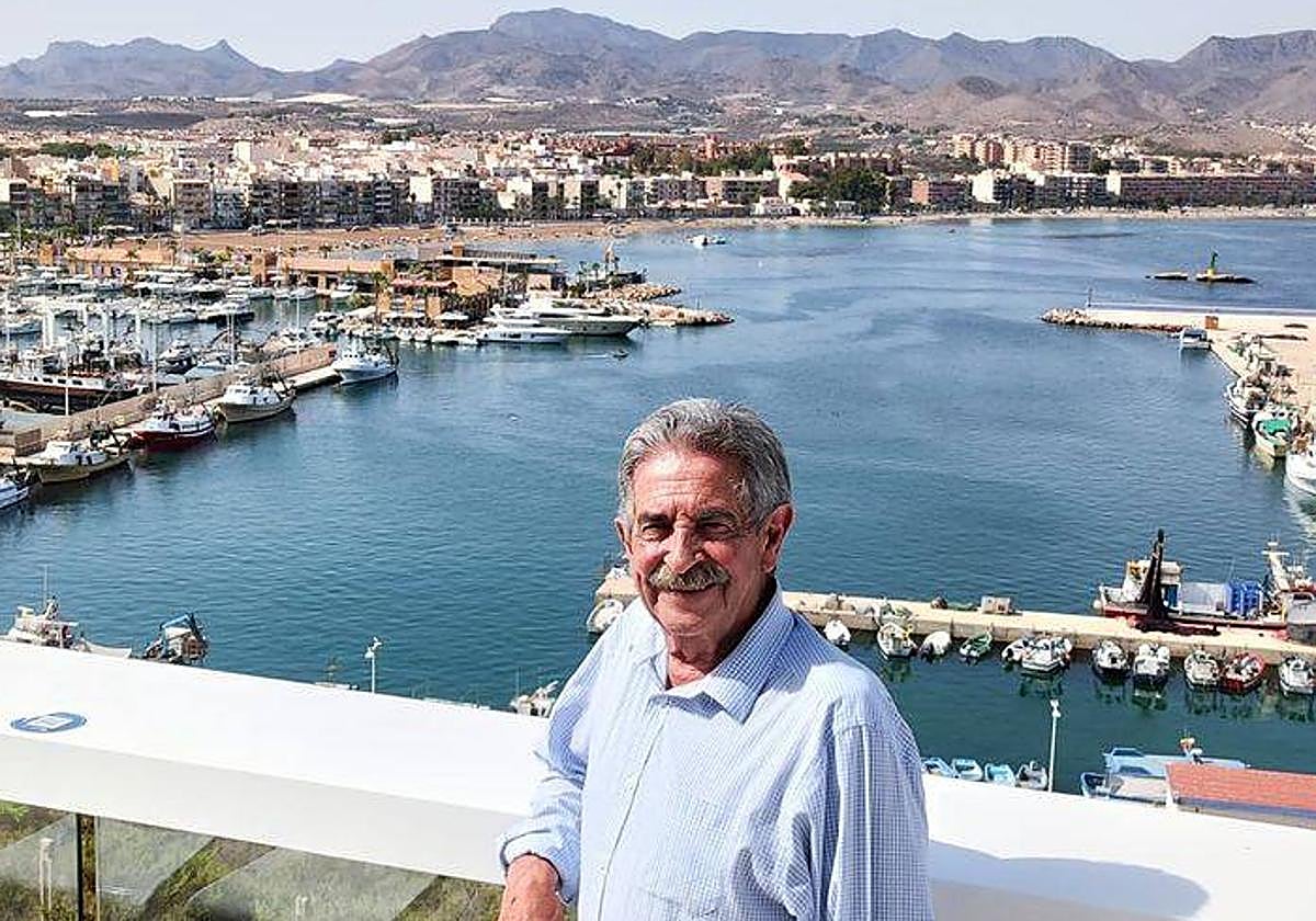 Miguel Ángel Revilla con El Faro de fondo.