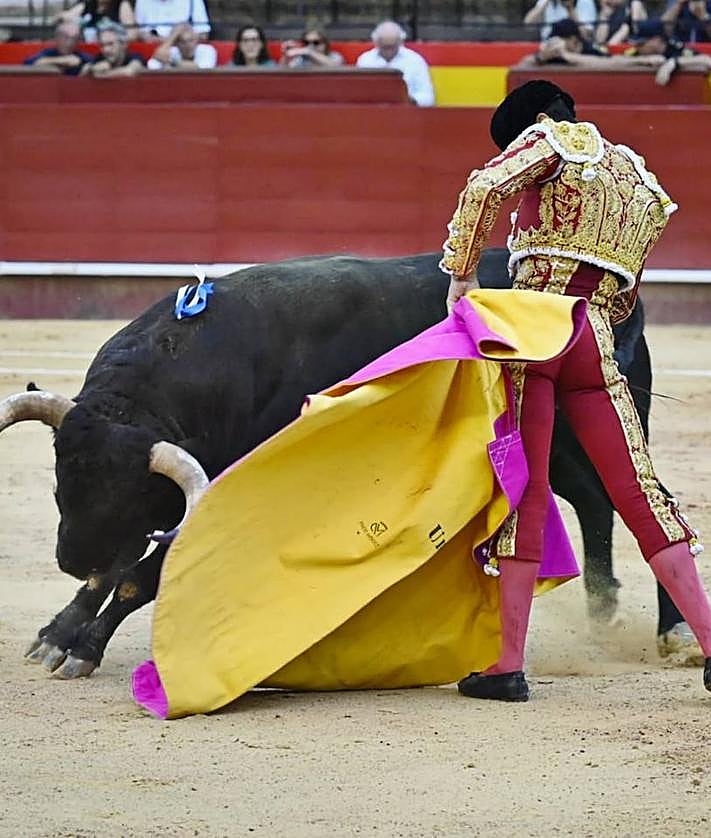 Imagen secundaria 2 - El torero Paco Ureña durante la corrida de la Feria de Julio, ayer. 