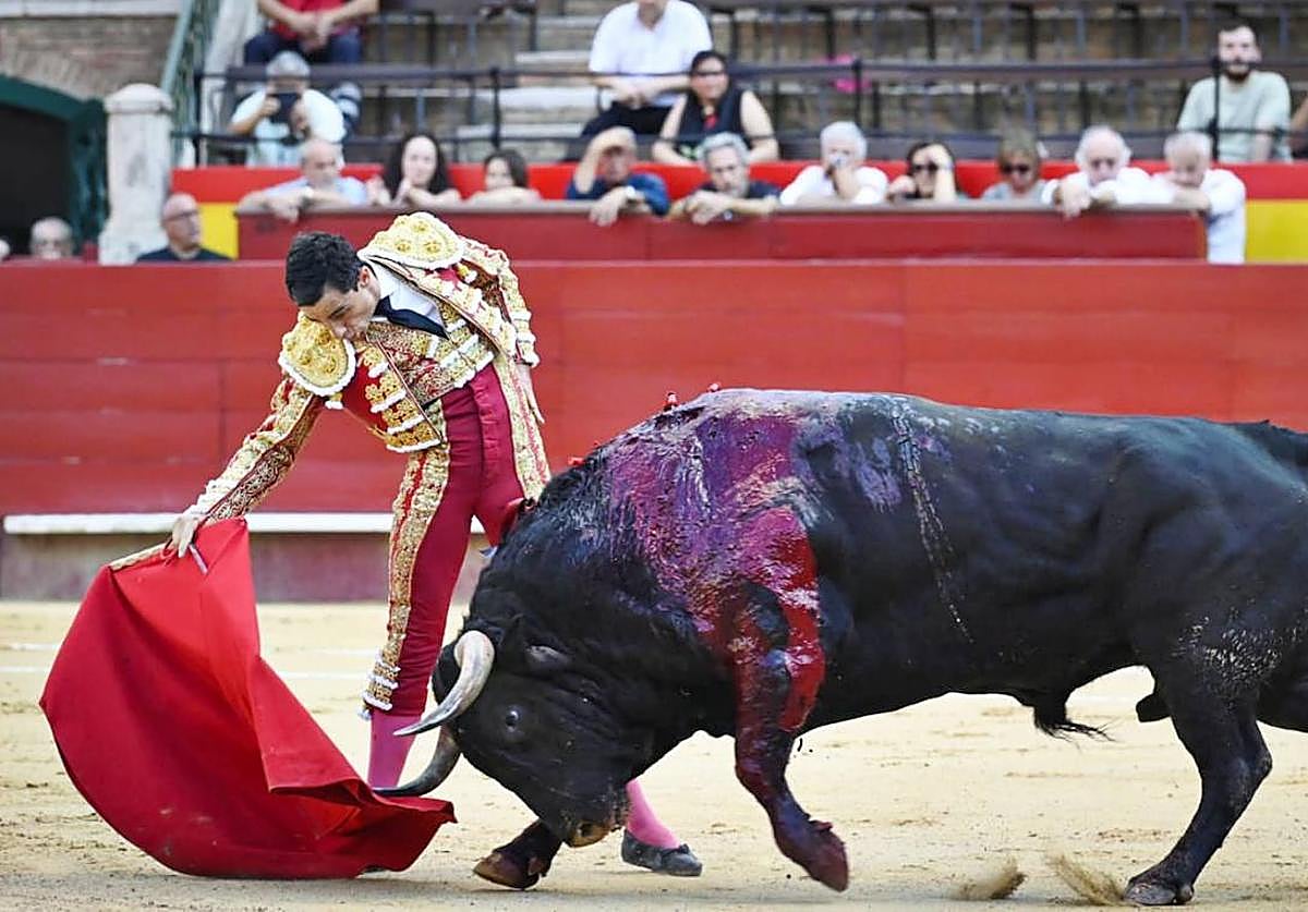 Imagen principal - El torero Paco Ureña durante la corrida de la Feria de Julio, ayer. 