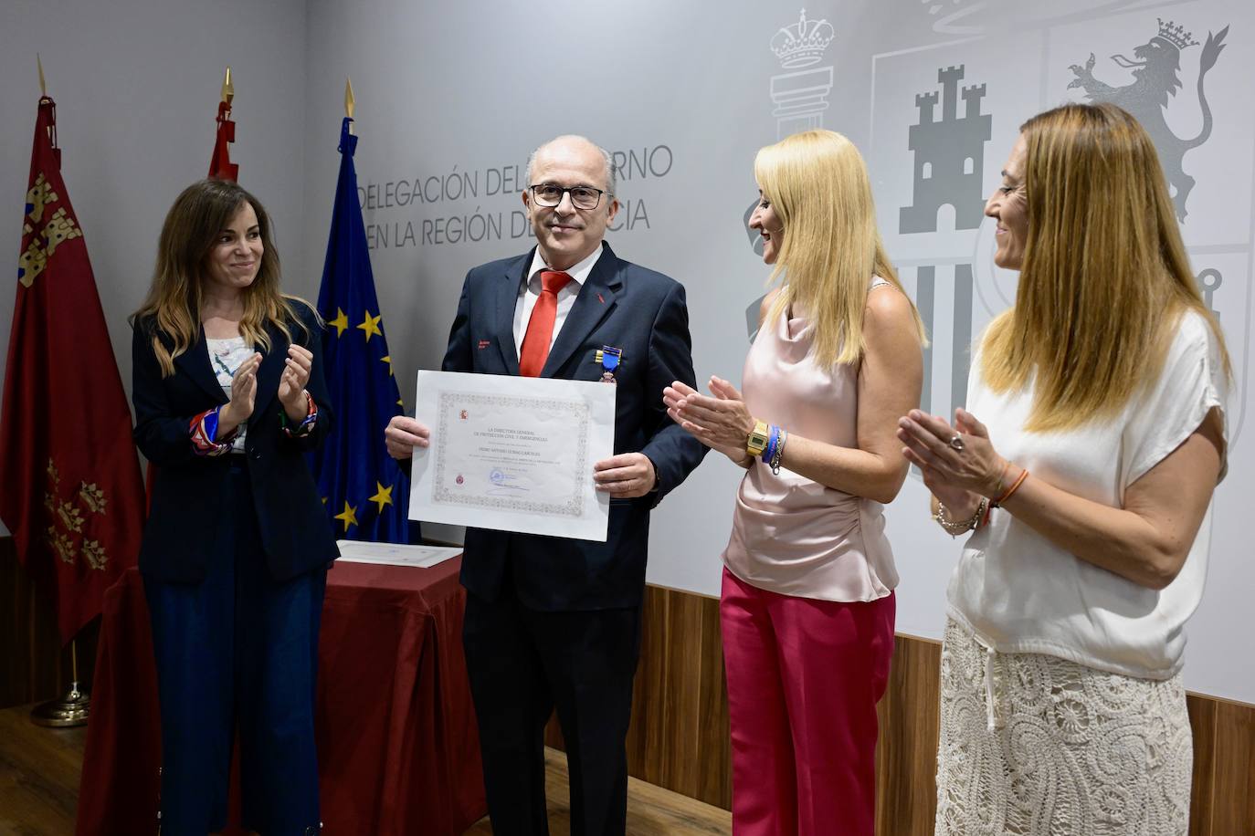 Interior homenajea a cuatro bomberos del SEIS por sus trabajos en la extinción de incendios, en imágenes