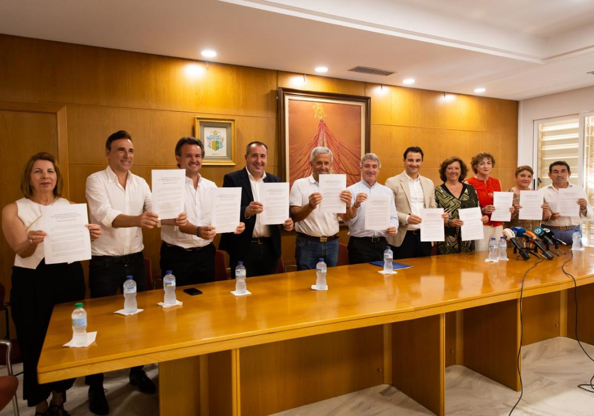 Alcaldes y representantes del PP de la comarca muestran un escrito con su petición, ayer.