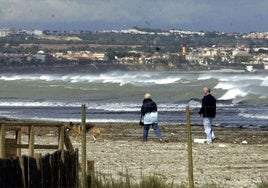 Temporal en una playa de San Pedro del Pinatar, en una imagen de archivo.