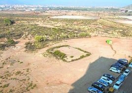 Terrenos de la antigua fundición de Zinsa, vistos desde el polígono Cabezo Beaza, con sus balsas desecadas, que destacan por su color blanquecino.