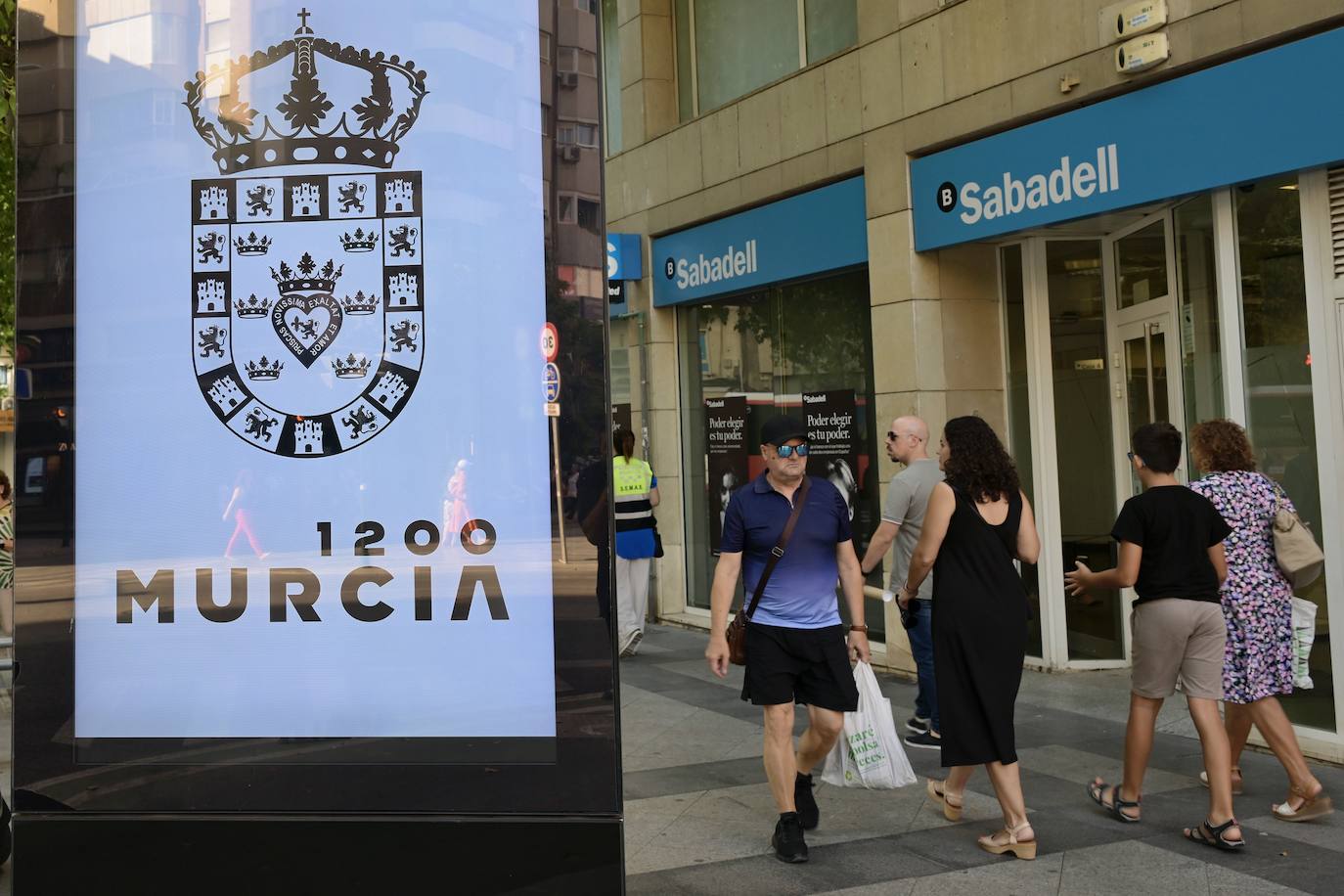 La lona colgada para celebrar los 1.200 años de Murcia, en imágenes