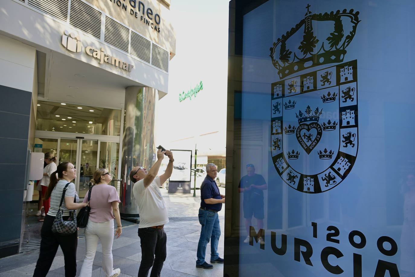 La lona colgada para celebrar los 1.200 años de Murcia, en imágenes