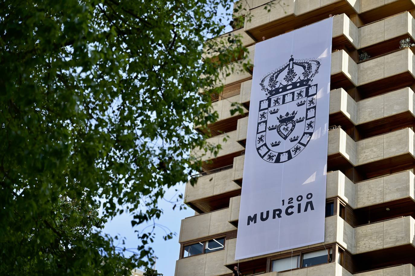 La lona colgada para celebrar los 1.200 años de Murcia, en imágenes