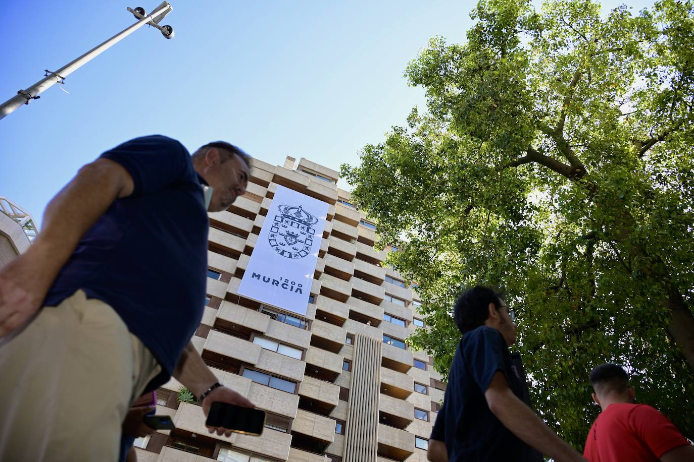La lona colgada para celebrar los 1.200 años de Murcia, en imágenes