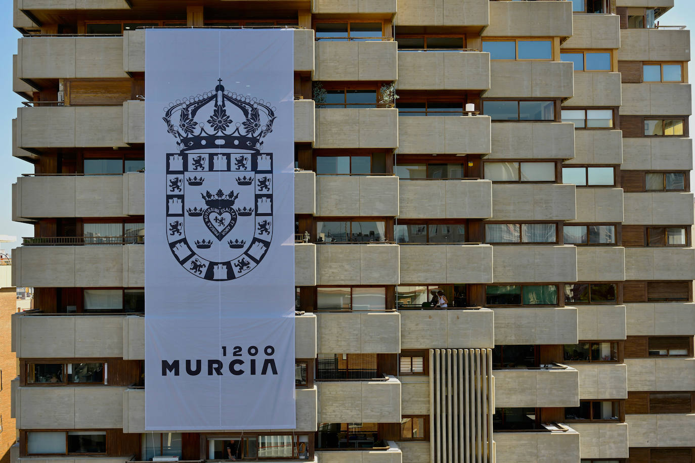La lona colgada para celebrar los 1.200 años de Murcia, en imágenes