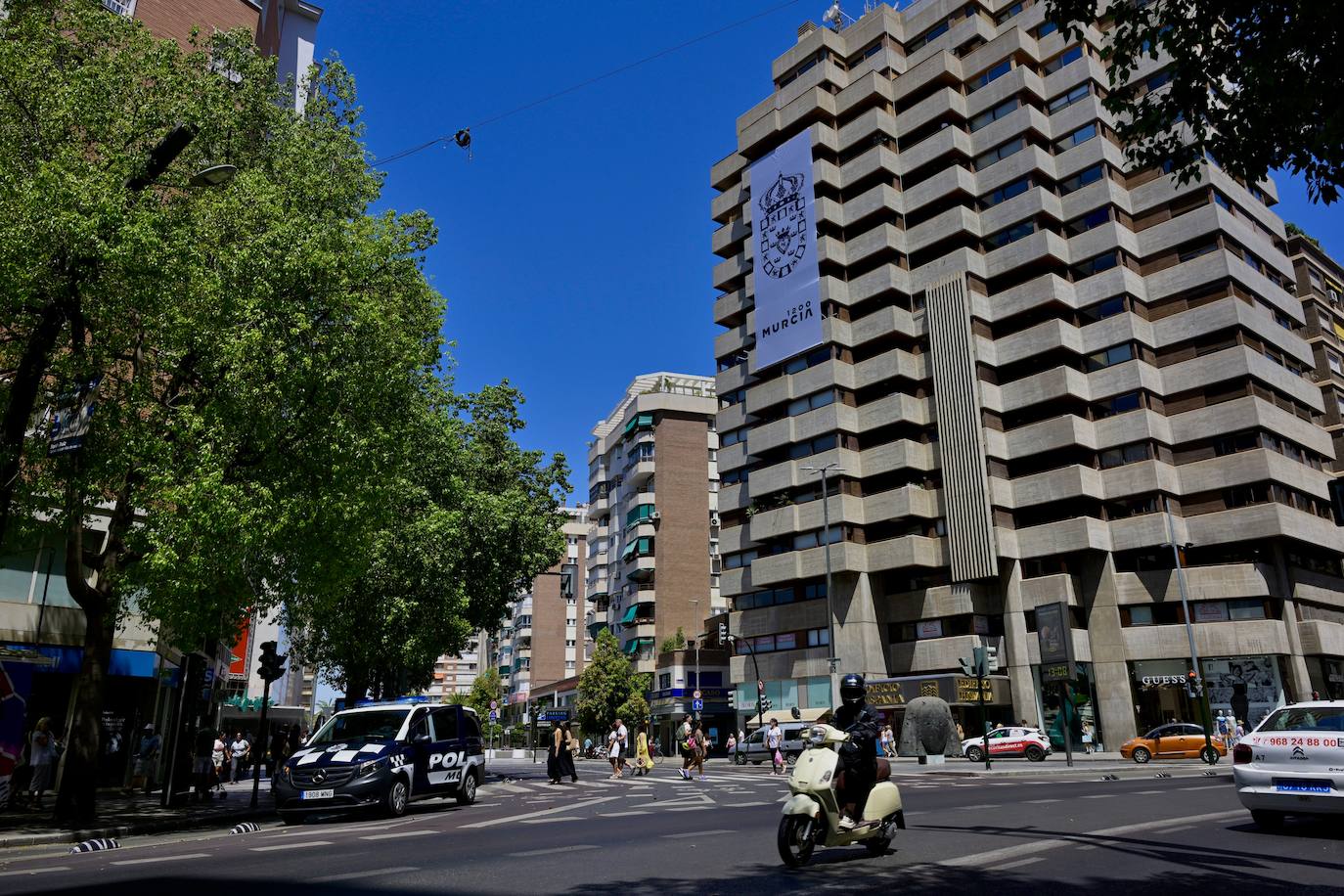 La lona colgada para celebrar los 1.200 años de Murcia, en imágenes