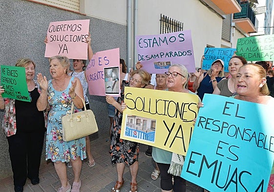 Vecinos de la pedanía murciana de La Alberca exigen soluciones para sus casas