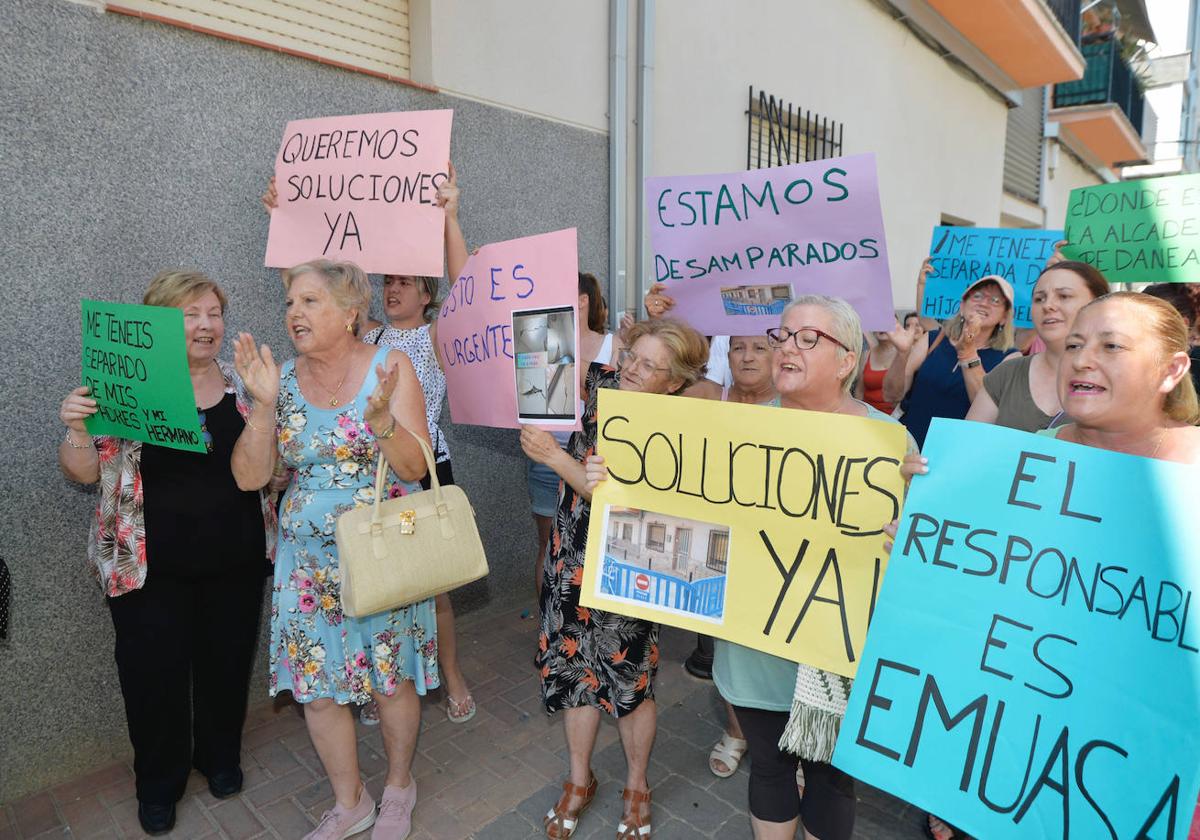 Vecinos de la pedanía murciana de La Alberca exigen soluciones para sus casas