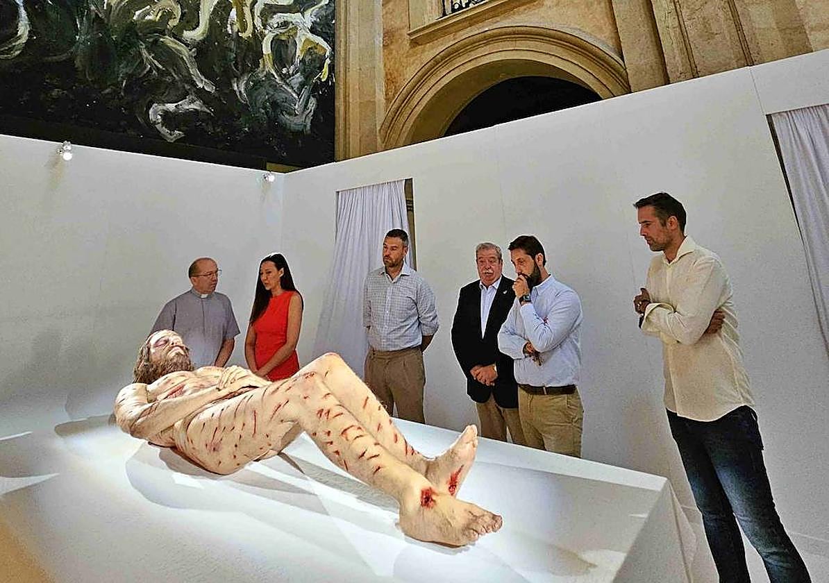 La consejera, en su visita a la exposición 'The Mistery Man', ayer.
