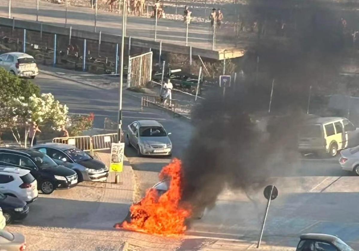 El vehículo envuelto en llamas junto al arranque del dique de Poniente.