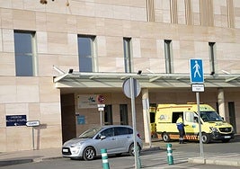 Imagen de archivo de la puerta de urgencias del hospital Santa Lucía.