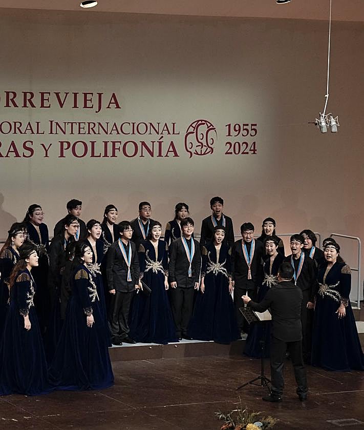 Imagen secundaria 2 - Actuación de las corales ucraniana (izq) y china (der)