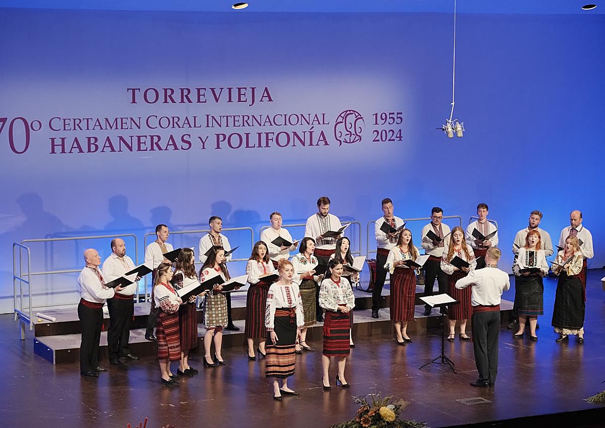 Imagen secundaria 1 - Actuación de las corales ucraniana (izq) y china (der)