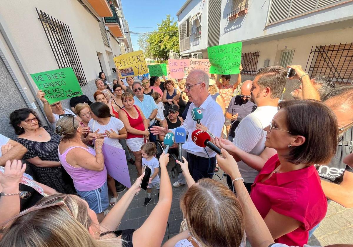 Visita a las viviendas de la la calle Lope de Vega, en La Alberca.