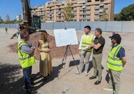 El alcalde y la concejala de Desarrollo Local supervisan las obras de construcción del aparcamiento disuasorio.