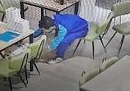 El detenido durante uno de los robos en establecimientos.