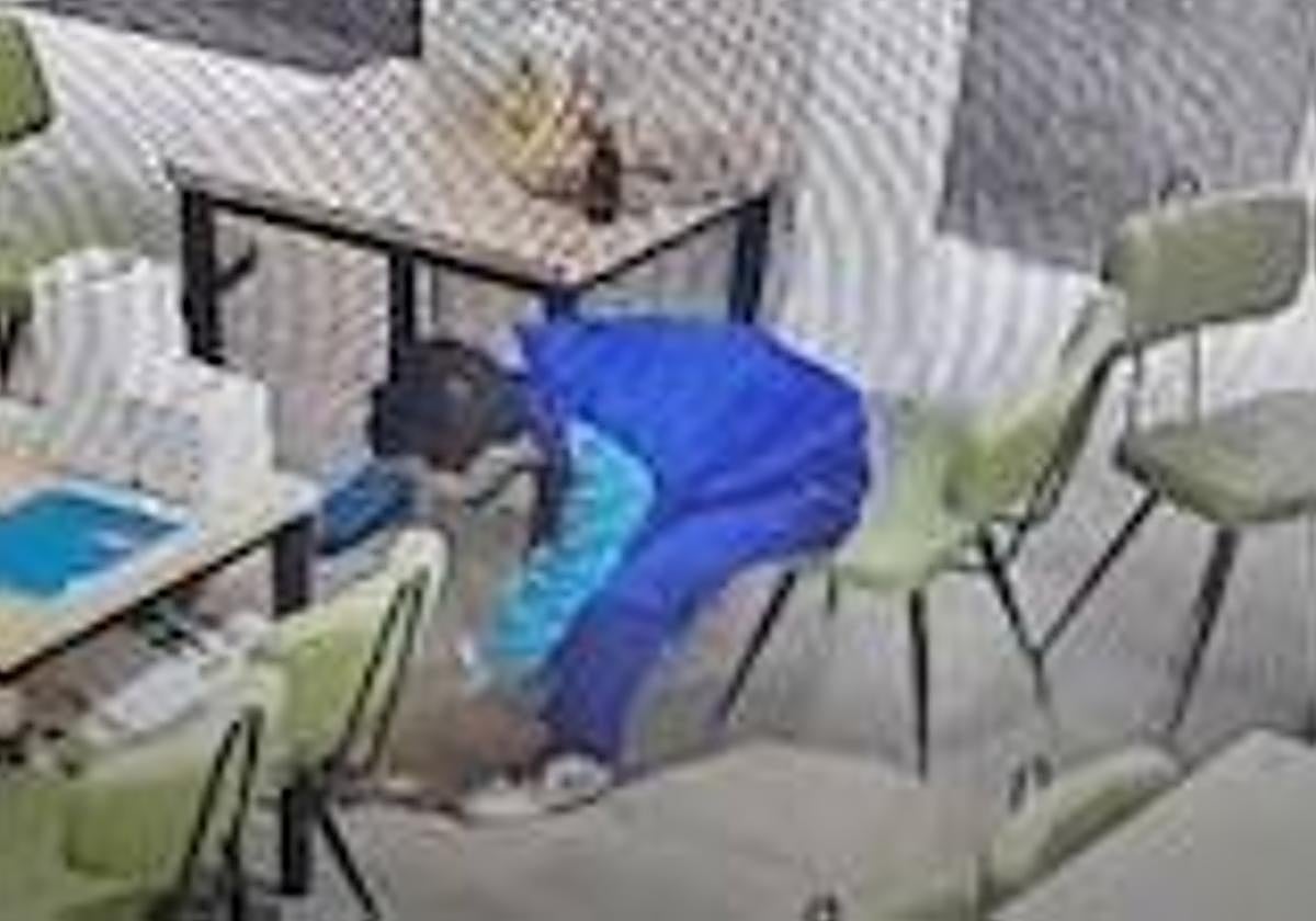 El detenido durante uno de los robos en establecimientos.