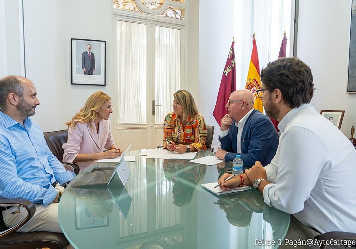 Joaquín Gómez, del Info; la consejera, la alcaldesa y los concejales Diego Salinas y Álvaro Valdés, en la reunión de ayer.