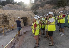 El guía oficial de turismo Daniel Mateo explica a los primeros treinta visitantes los últimos hallazgos.