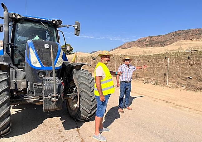 José Manuel Ruiz (Coag), junto a otro agricultor afectado, ayer.