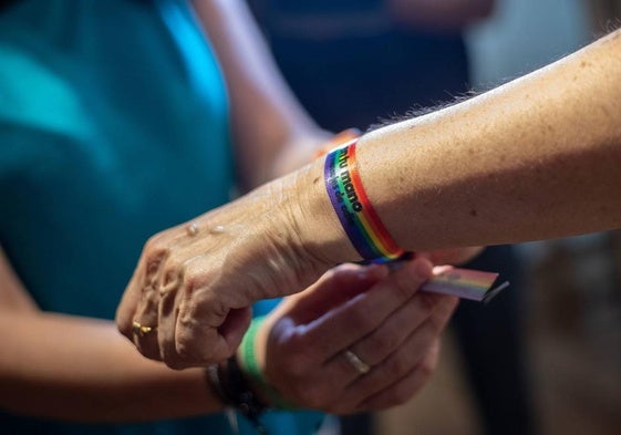 Imagen de archivo de las pulseras contra el odio de la asociación Columbares.