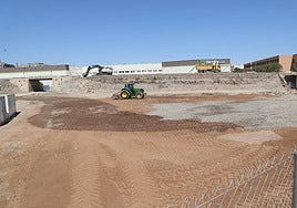 Maquinaria pesada trabaja en los terrenos donde se planea el montaje de una planta de hormigón.