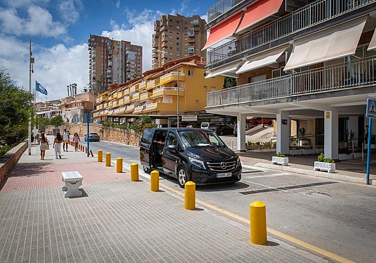 Furgoneta lanzadera contratada por el Ayuntamiento en la cuesta de bajada a la playa.