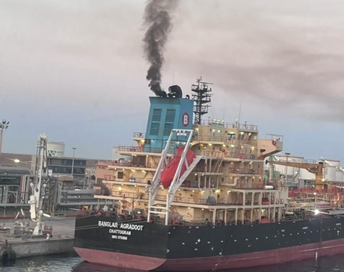 Columna de humo negro y partículas saliendo por la chimenea del barco.