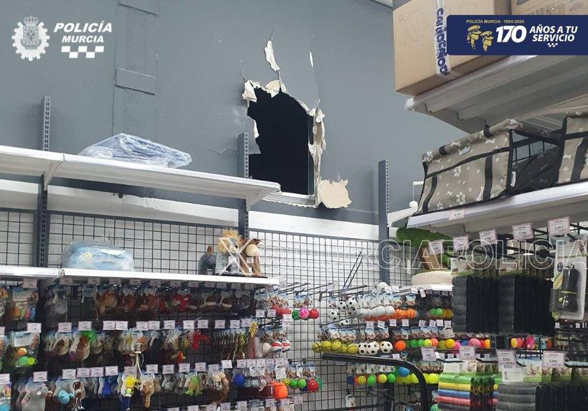 Tres detenidos por robar en una tienda de el palmar a la que accedieron por un agujero desde un local contiguo | la verdad