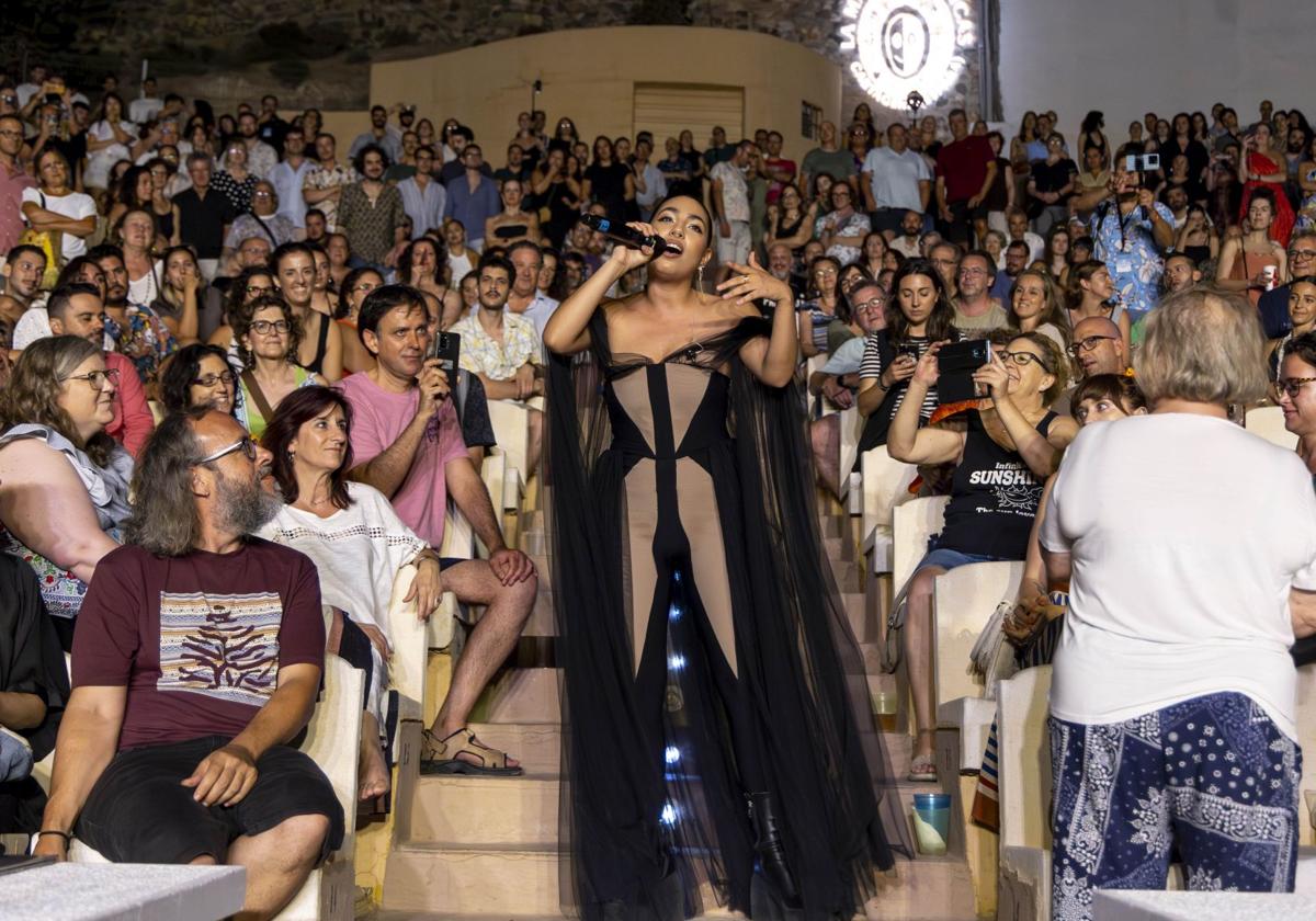 María José Llergo canta entre el público de La Mar de Músicas, este viernes por la noche.