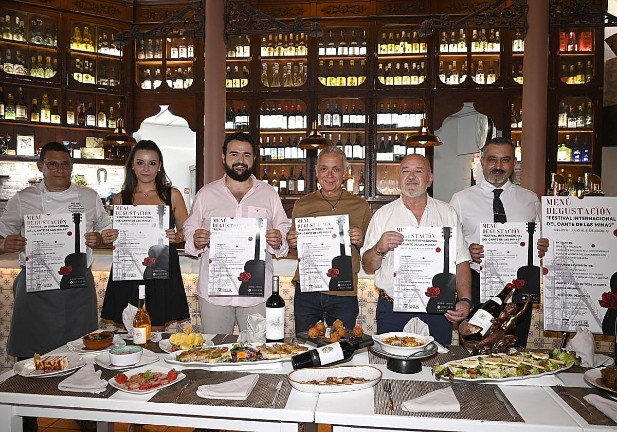 Presentación ayer de las jornadas gastronómicas de las que van a poder disfrutar los visitantes durante la 63 edición del Cante de las Minas en la tienda de ultramarinos reabierta como restaurante La Tienda de Solita.