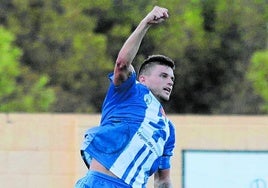 Un joven Andrés Carrasco celebrando un gol en agosto de 2016, en su primera etapa en el Lorca.