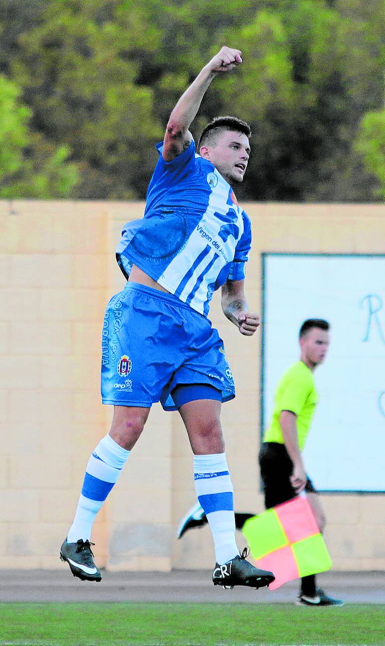 Un joven Andrés Carrasco celebrando un gol en agosto de 2016, en su primera etapa en el Lorca.