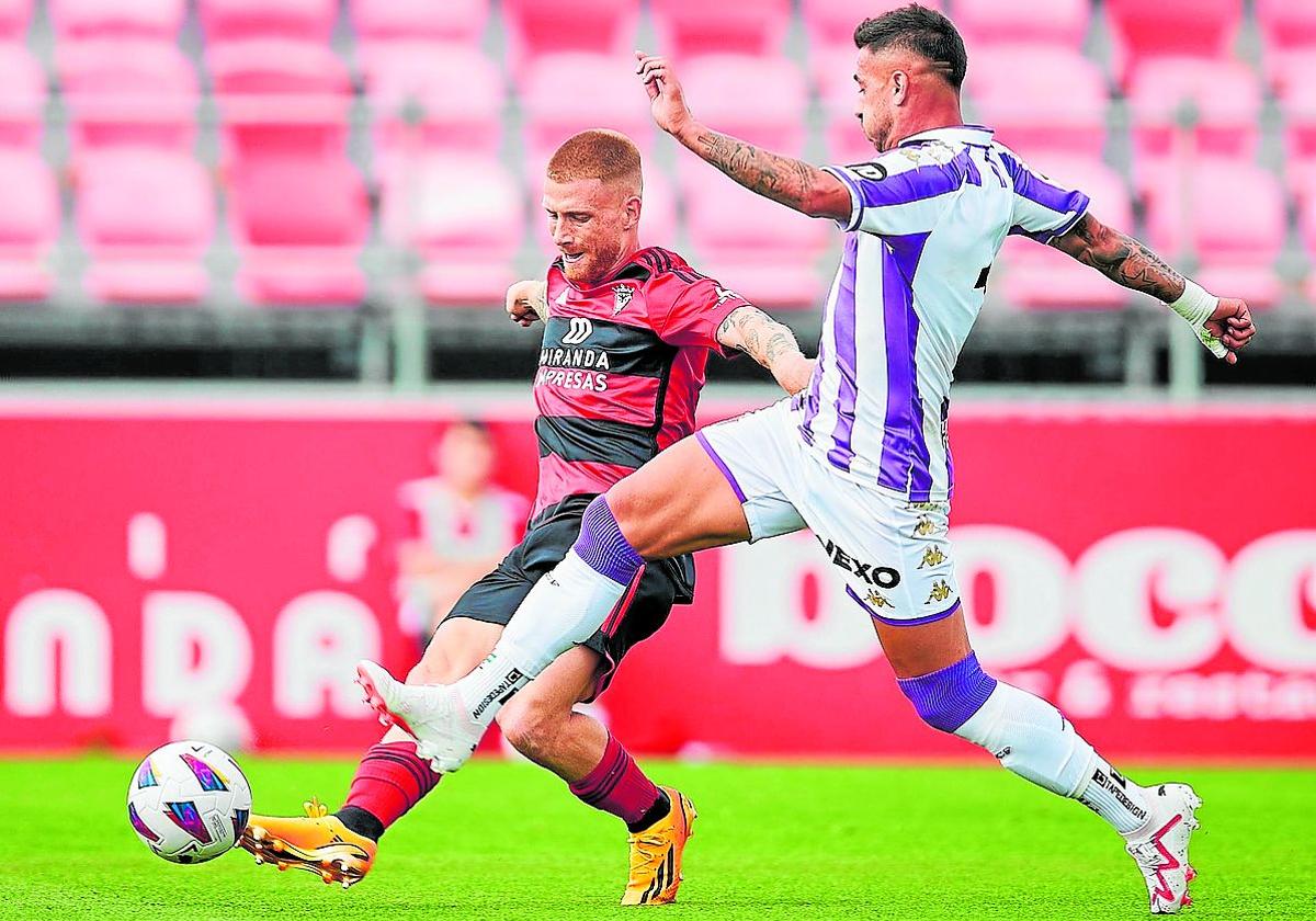 David Vicente, nuevo jugador grana, intenta centrar al área en un choque frente al Valladolid.