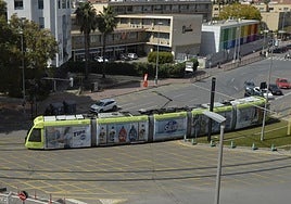 El tranvía de Murcia, en su recorrido por la avenida Juan de Borbón hacia Ronda de Levante.