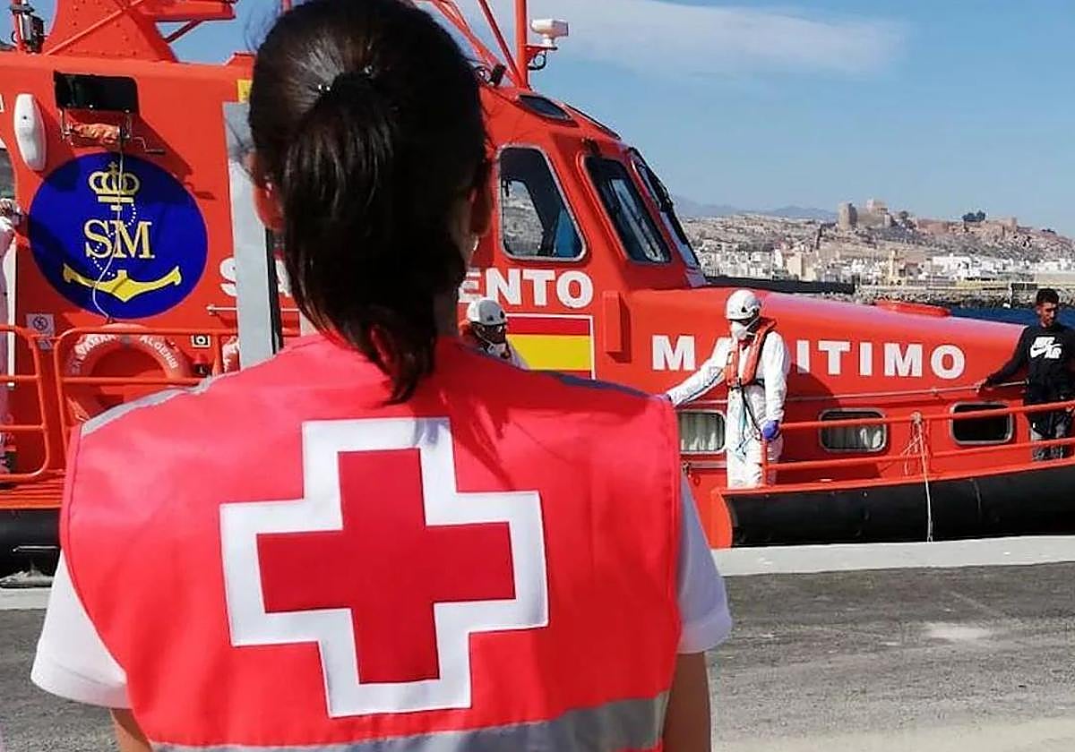 Personal de Cruz Roja atiende a los ocupantes de una patera, en una imagen de archivo.