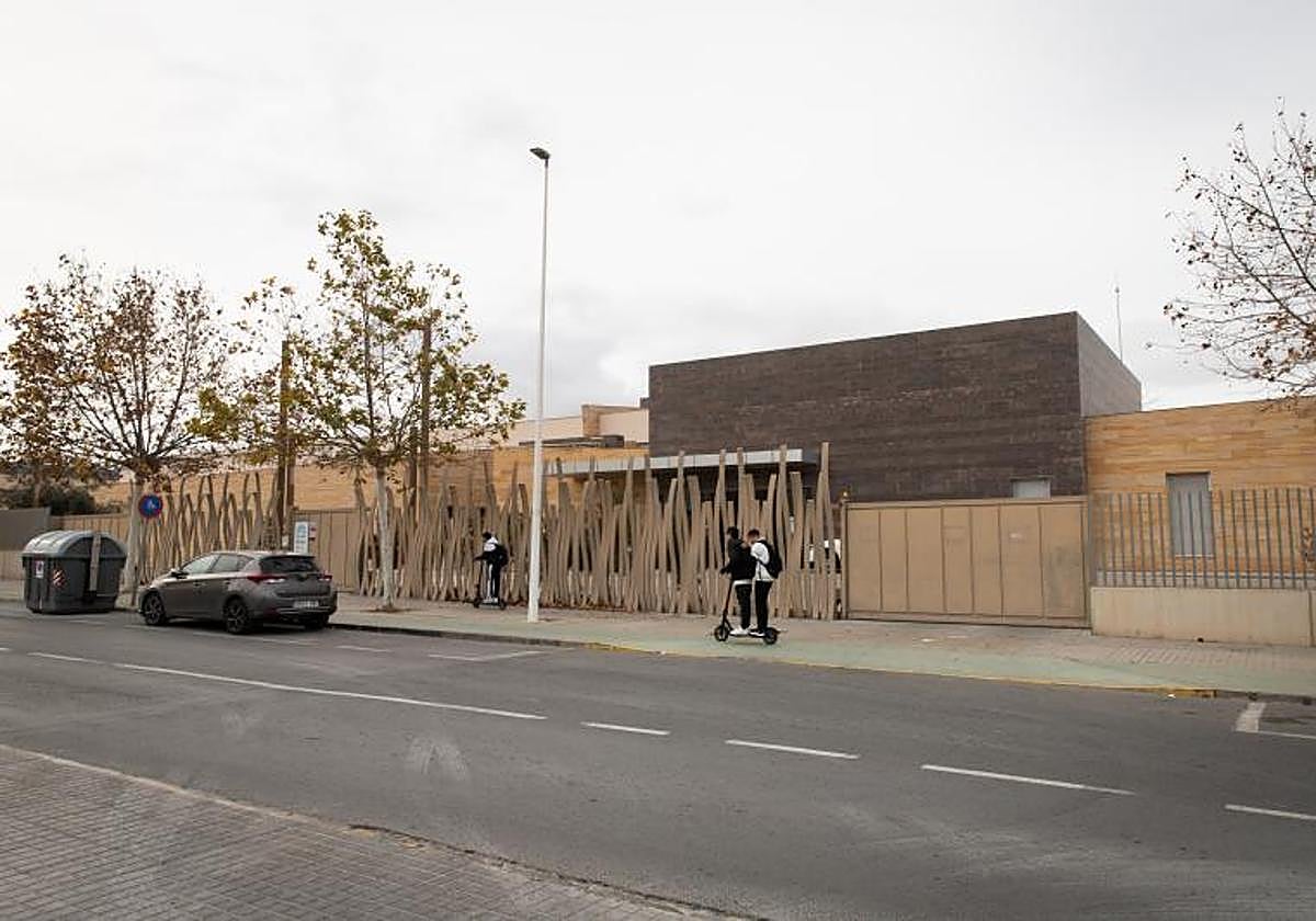 Acceso principal al centro Delfina Viudes de Torrevieja.