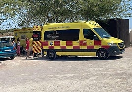 Una ambulancia prepara el traslado de una persona desde la explanada del castillo al hospital, en la mañana del pasado sábado.