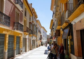 Viandantes en la calle Pío XII a mediodía.