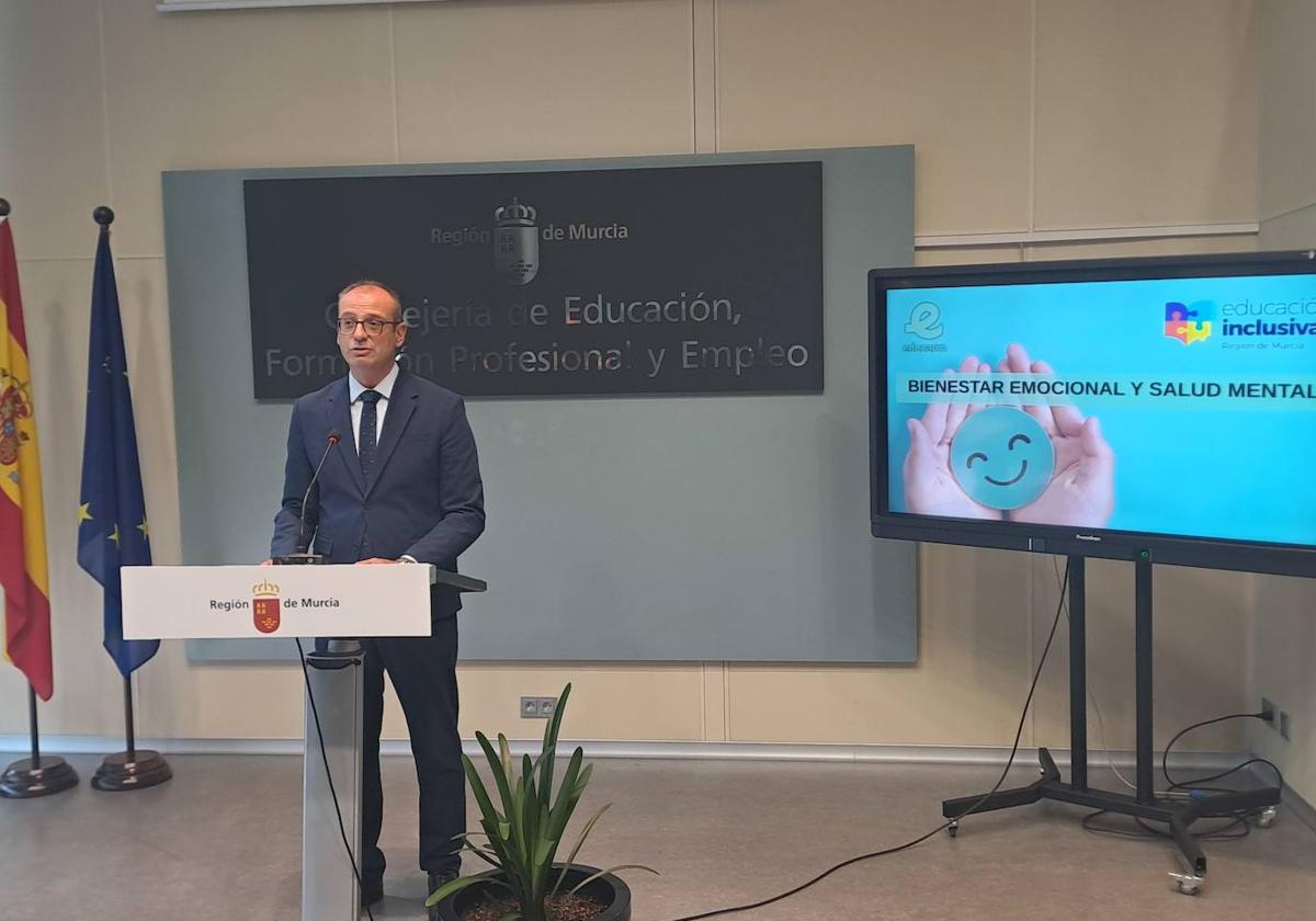 El consejero, Víctor Marín, presentando el nuevo Plan de Bienestar Emocional.