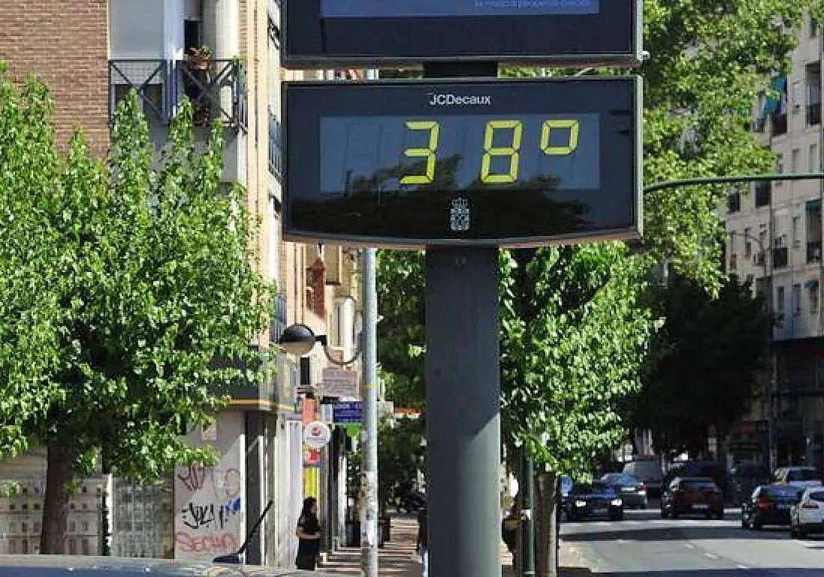 Un termómetro marca 38 grados en Murcia, en una imagen de archivo.