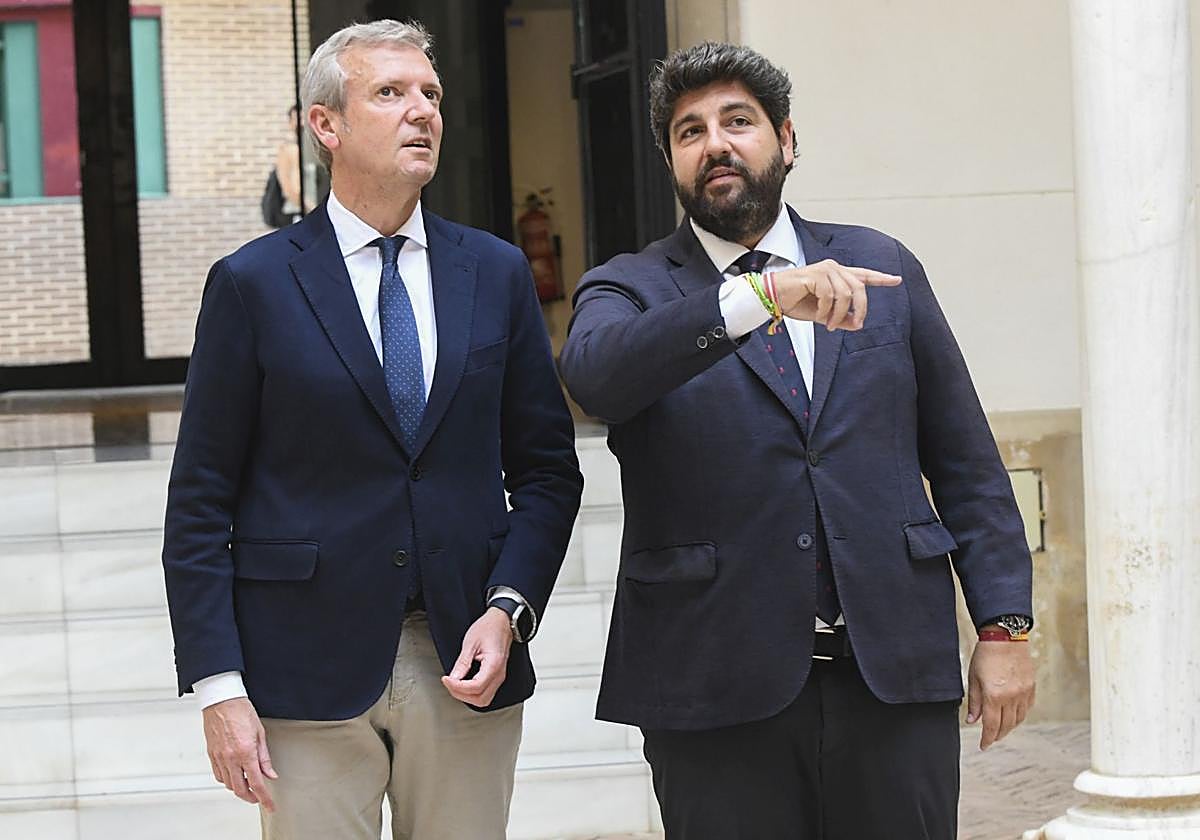 El presidente de la Xunta de Galicia, Alfonso Rueda, y del Gobierno regional, Fernando López Miras, este martes, en Caravaca de la Cruz.